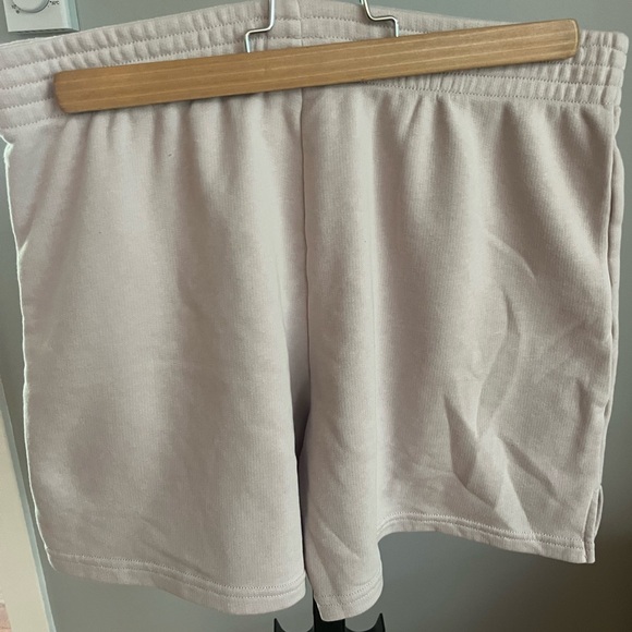 TNA Airy Fleece shorts size medium. Comfy in excellent condition. No pockets. - Picture 5 of 5